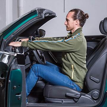 Pilates Übung im Auto bei Pilates Bern